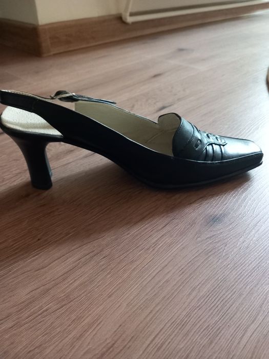 Pantofi noi din piele