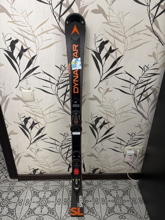 Лыжи Dynastar, ростовка 135 см, с креплениями — отличное состояние!