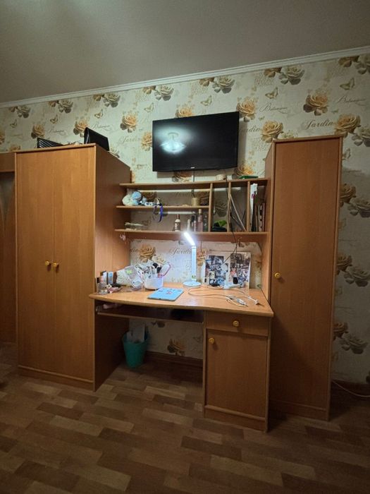 Шкаф со встроенным столом школьный даром