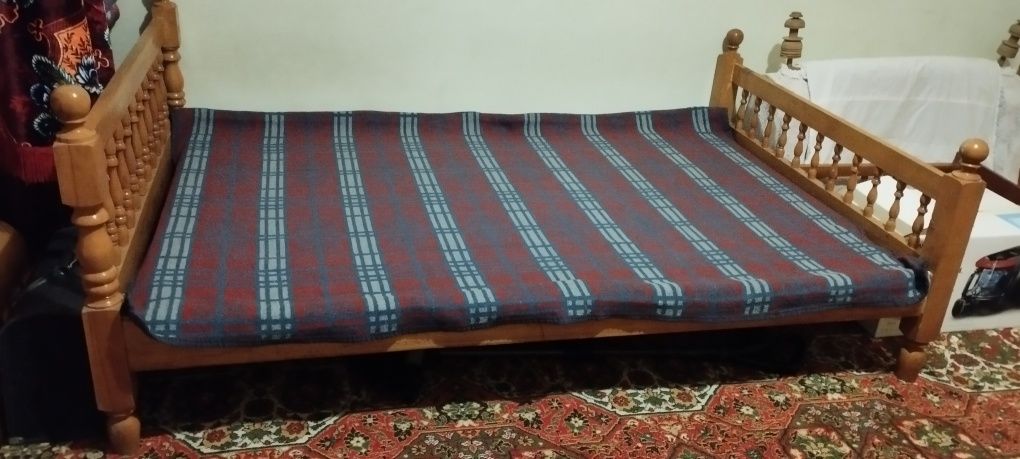 Кровать деревянный