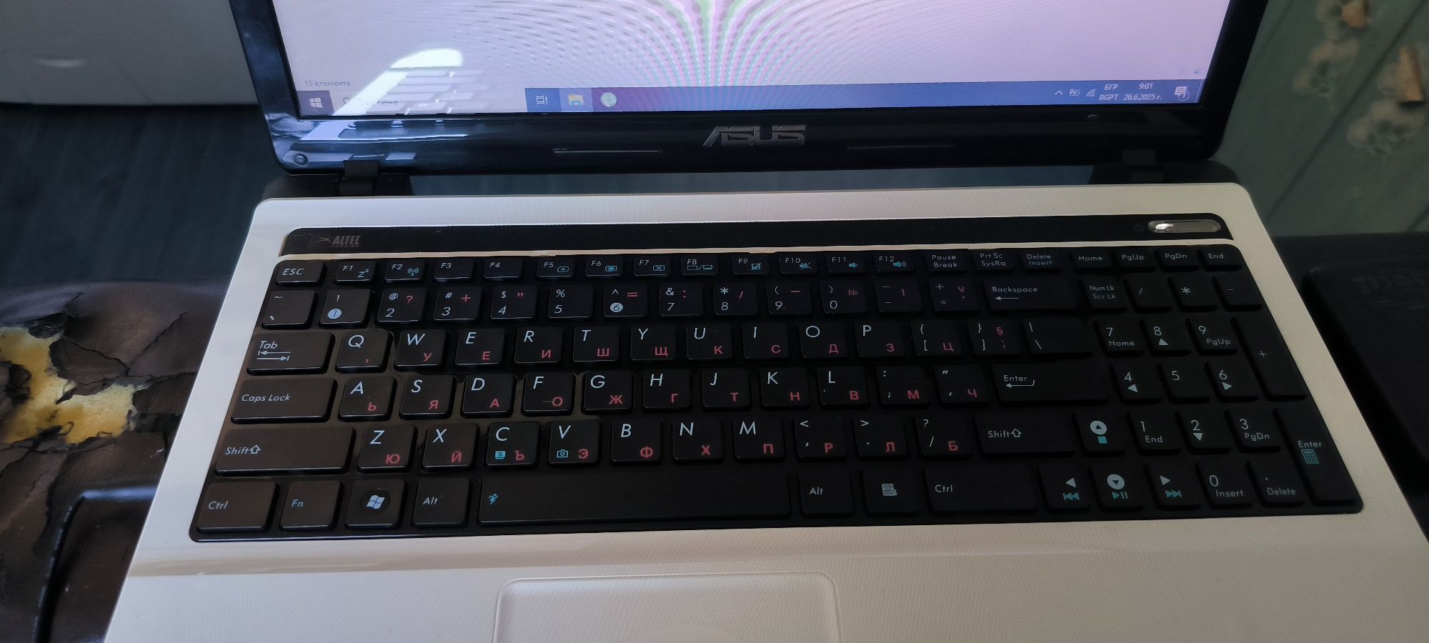 Asus лап топ във добро състояние.