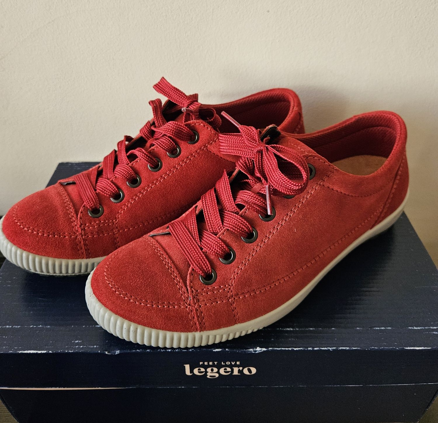 Дамски нови велурени обувки Legero р-р 37