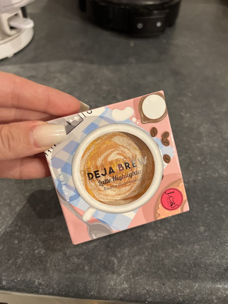 Iluminator J.Cat Beauty Deja Brew Latte Highlighter fard fata sclipici