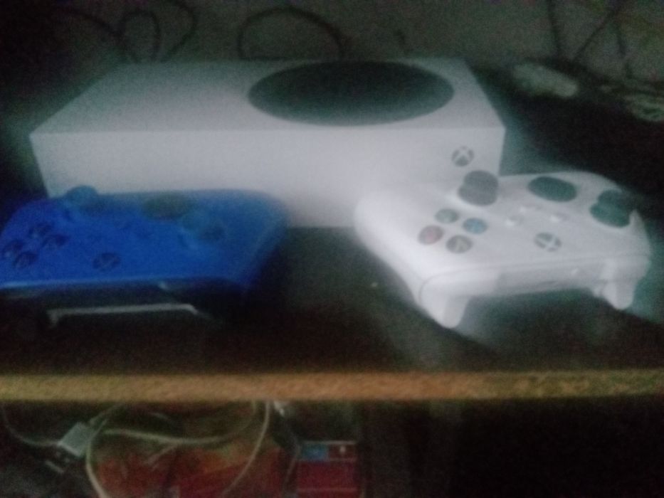 Продам Xbox series s в хорошем состояние