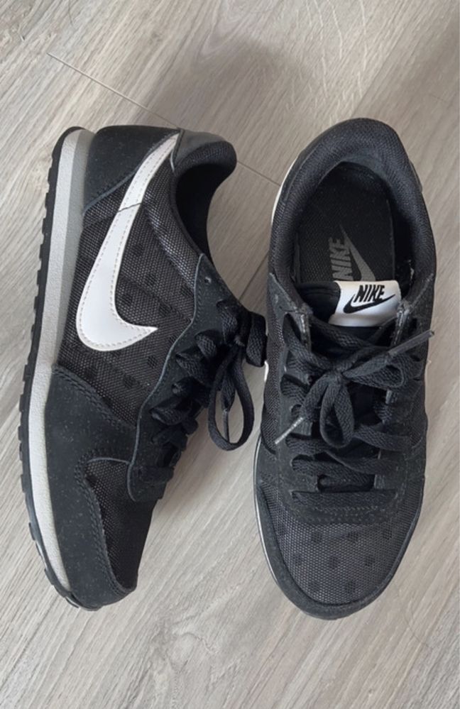 Pantofi sport Nike cu buline