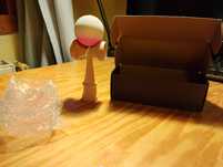 Kendama noua cu grip, cu cutie si punga (albastru, alb si roz)