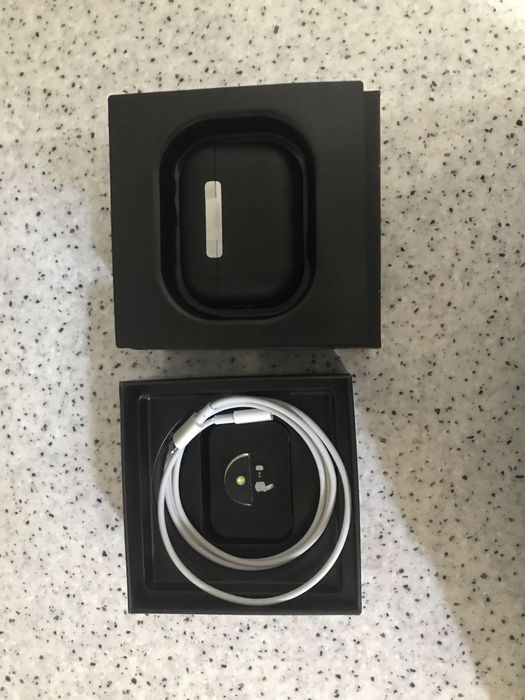 AirPods pro xolati yaxshi zaryadka 2 kun yetadi karobka dokument bor