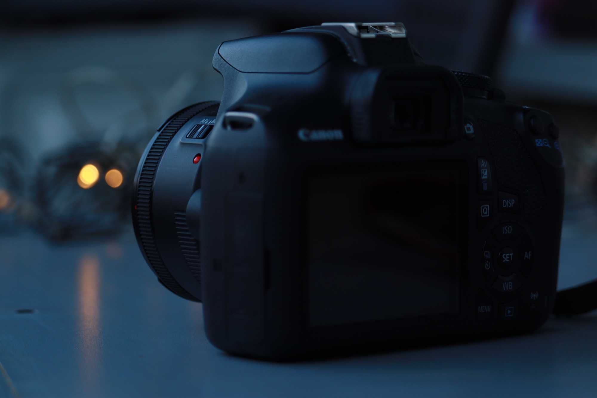 Фотоапарат Canon EOS 2000D + 50mm EF lens