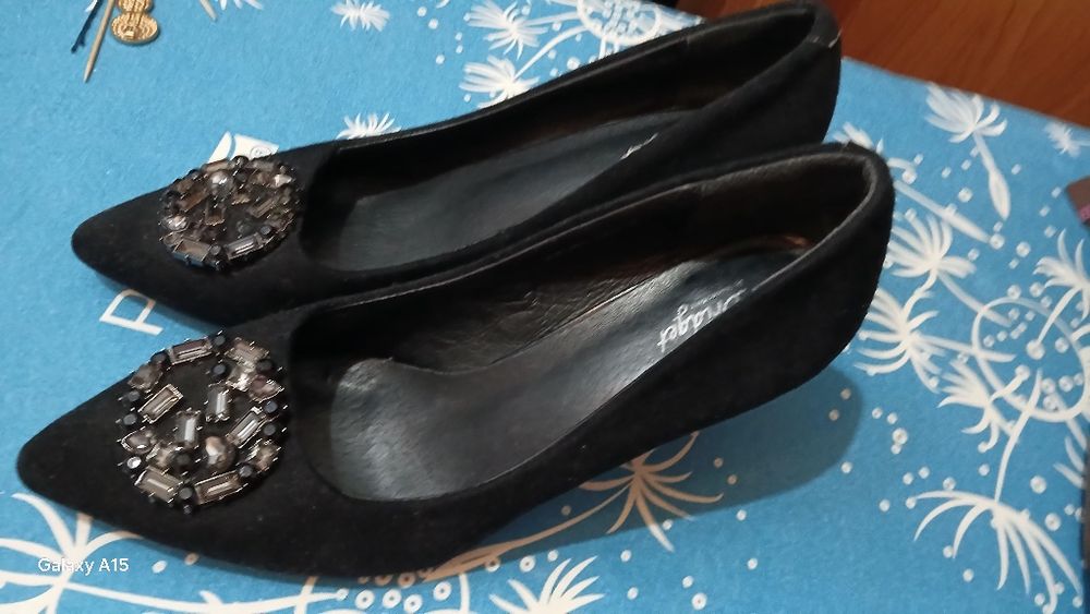 Продам туфли лодочки на каблуках невысокие