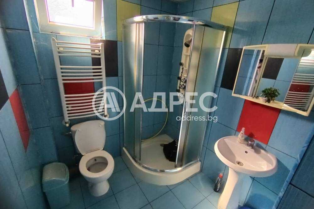 Tриетажна къща в тих и спокоен квартал