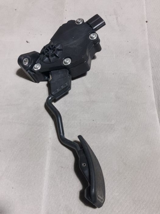 Педаль газа на Toyota Estima