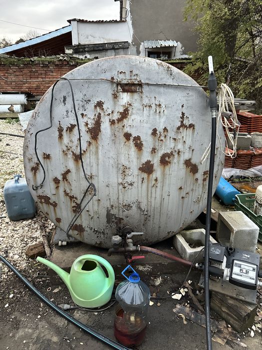 Нафтова цистерна 3 тона и 500 със колонка