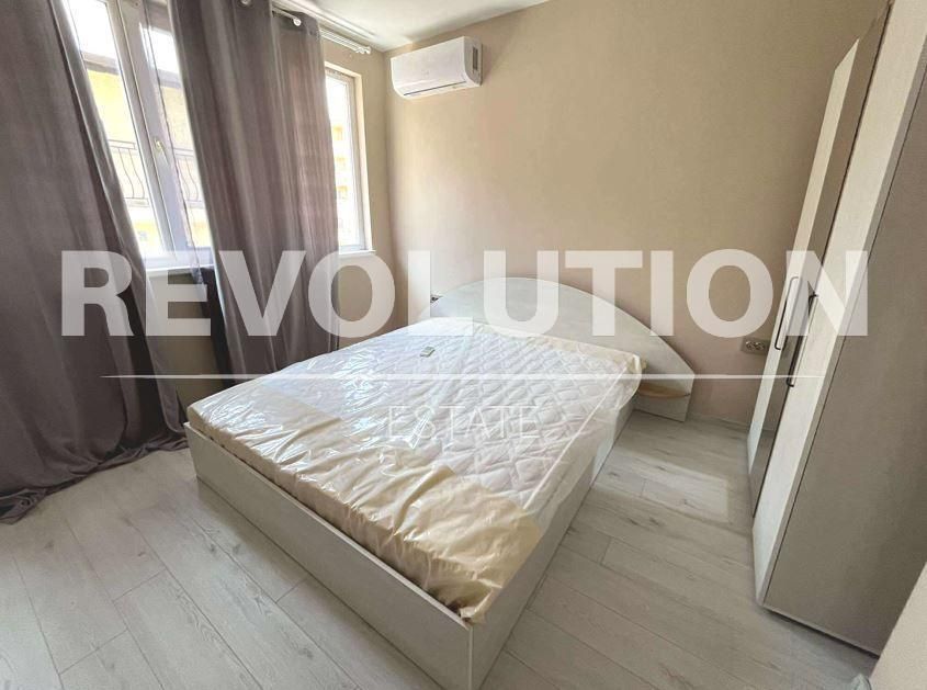 Тристаен апартамент в района на Погреби!