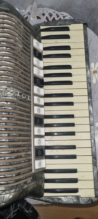Vând acordeon hohner tango vm 120 basi sau schimb cu acordeon 80 basi
