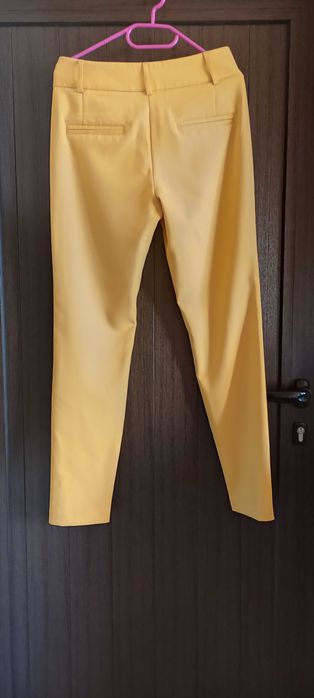 стилен марков жълт панталон с ефектни копчета