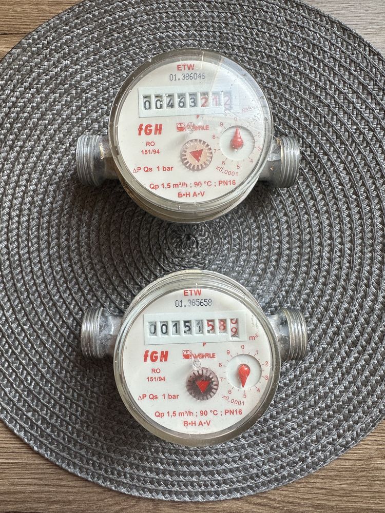 Vand 2 contoare de apa calda marca FGH