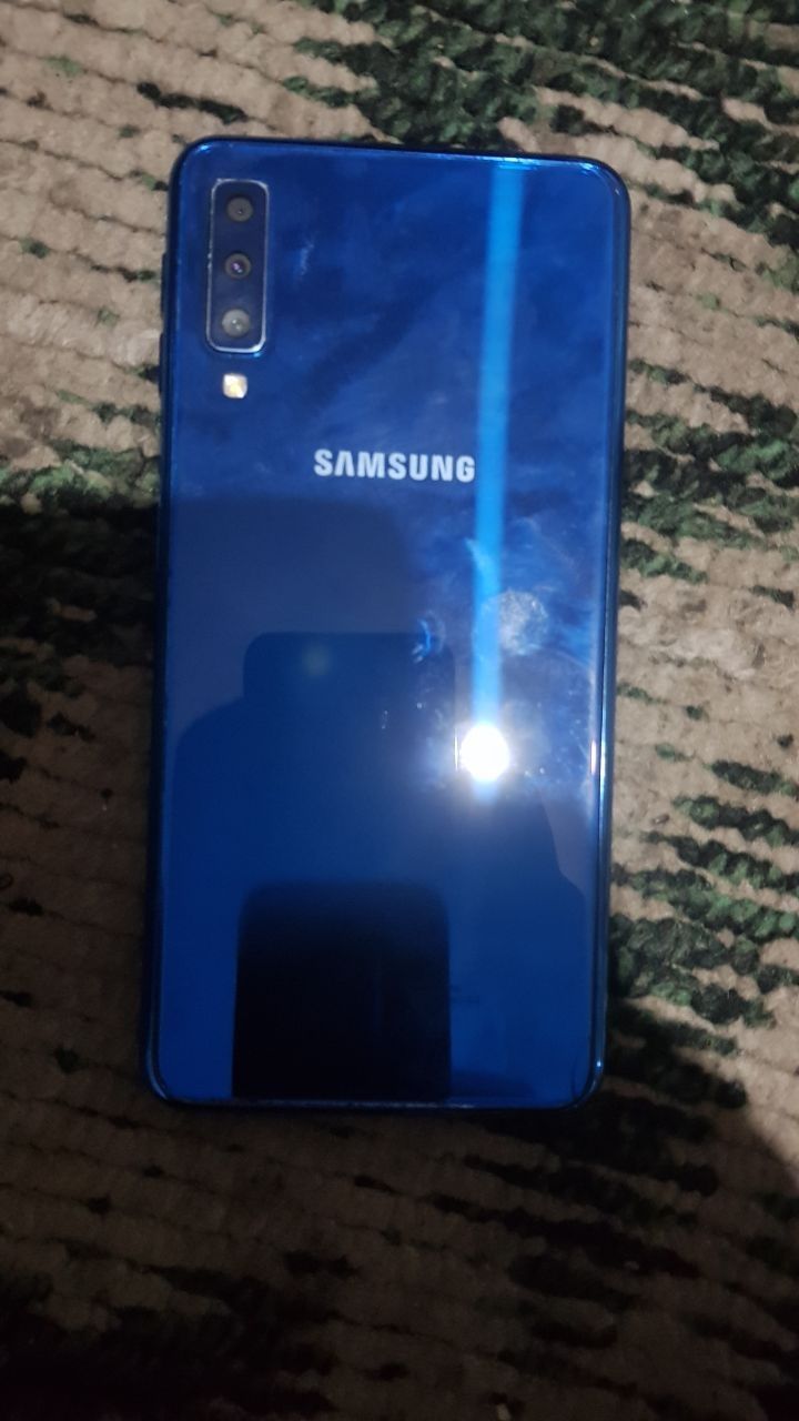 Samsung a7 2018 ishlashi yaxshi 600k narxi