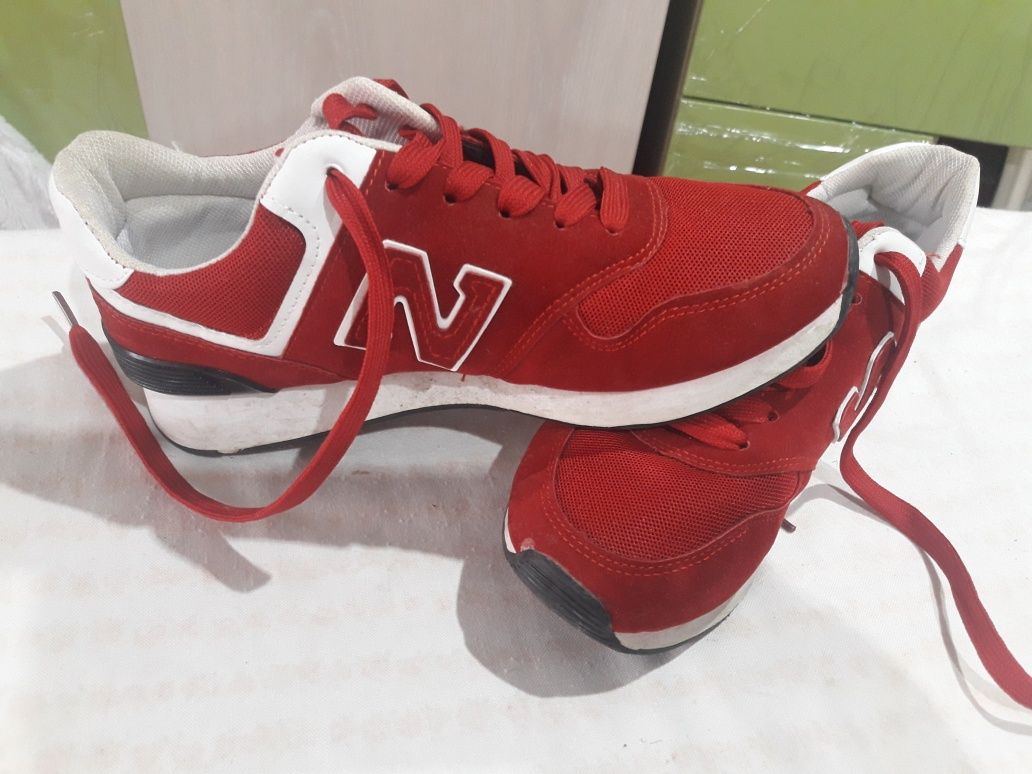 New Balance Adidași