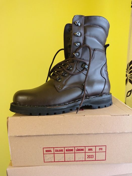 Vând  Bocanci și Geci militare