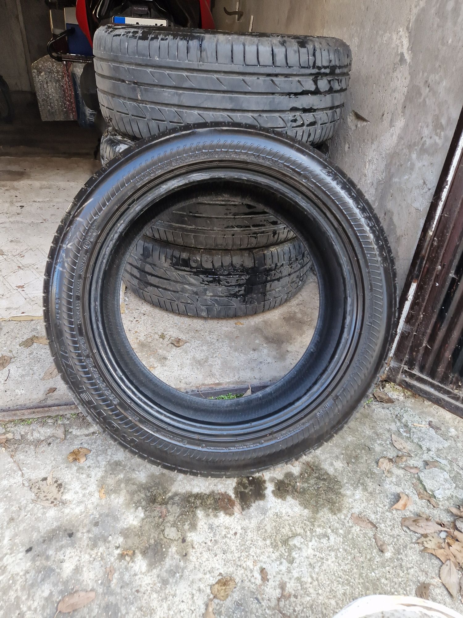 Легни гуми . Bridgestone 225-50rf18