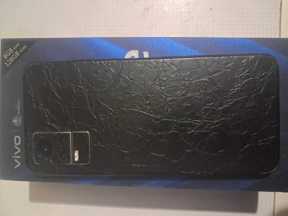 Продам смартфон Vivo v21e  на задней крышки это наклейка