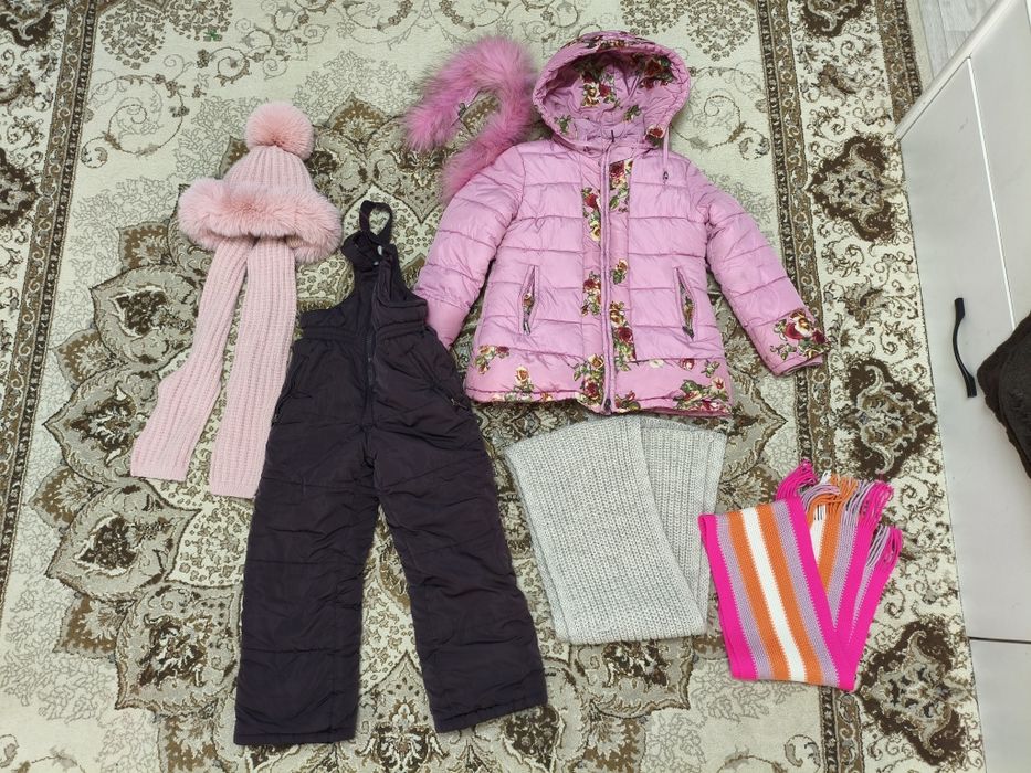 Продам зимний комбинезон 122 размера