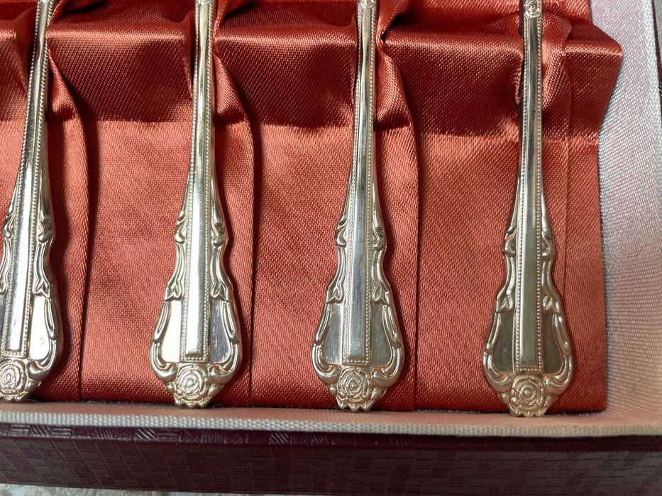 Красиви посребрени лъжички в кутия, закупени от Англия