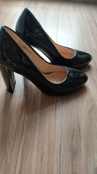 Обувки на ток лак 39