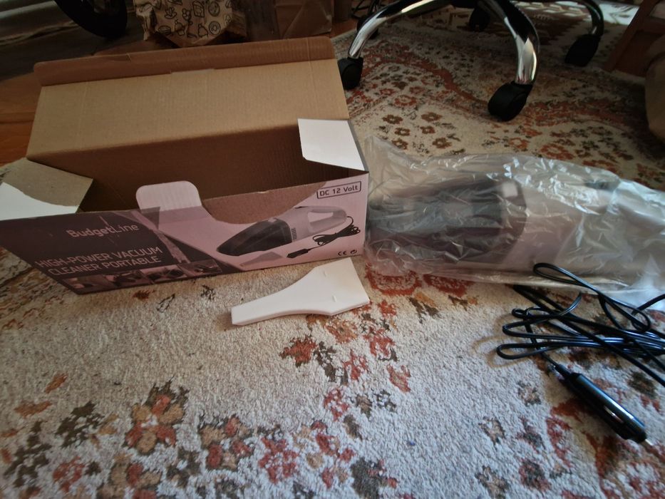 Aspirator de mana cu mufa de mașina