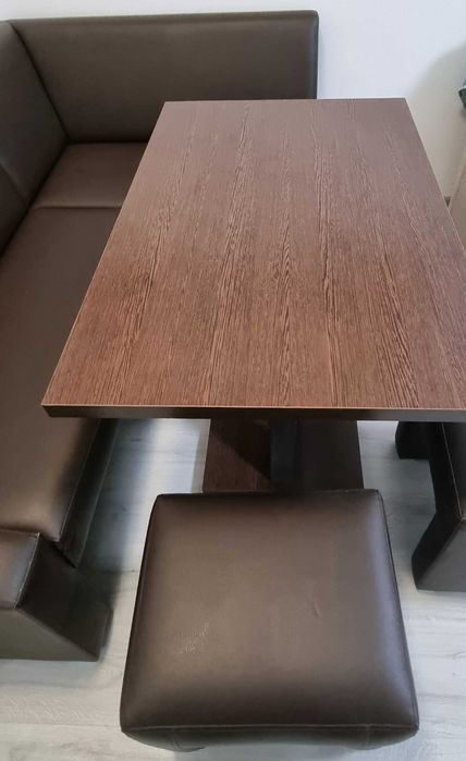 Coltar bucatarie cu masa si 2 taburete