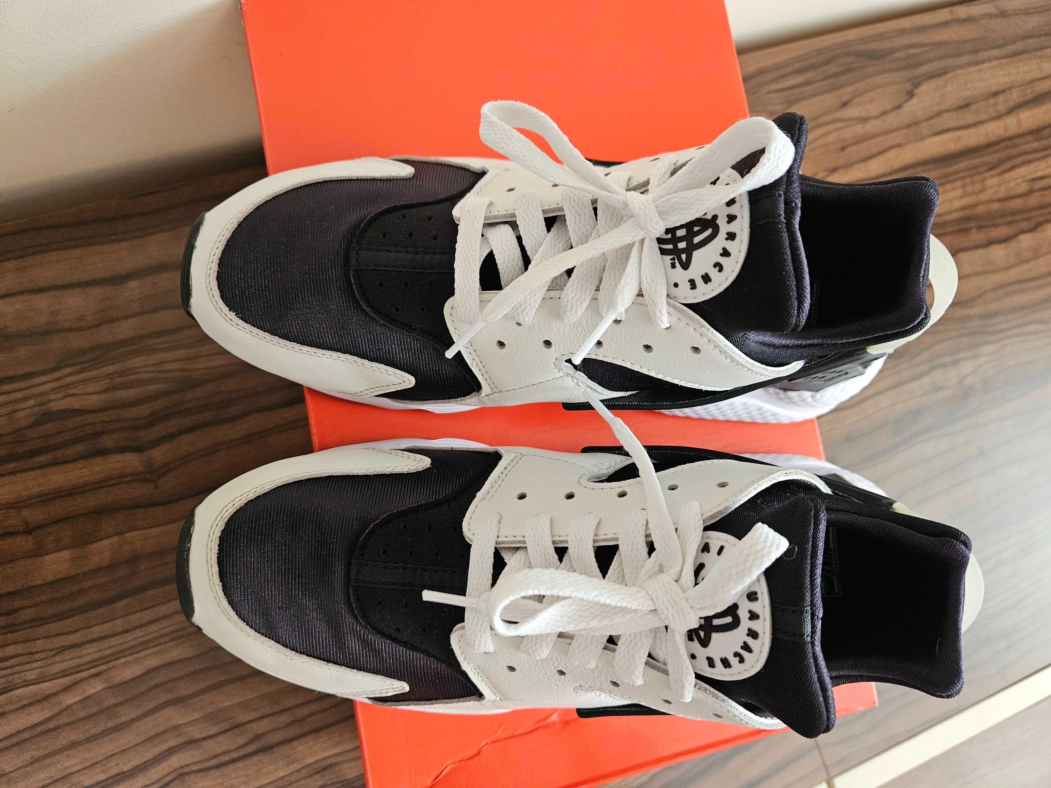 Маратонки Nike Air Huarache - Номер 43 - Цвят Black/White-Black