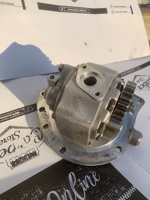 Vând pompa hidraulica ,pentru tractor ford 5000