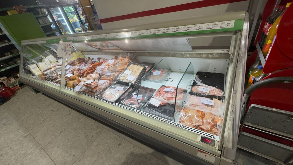 Хладилна витрина и две витрини за замразени продукти