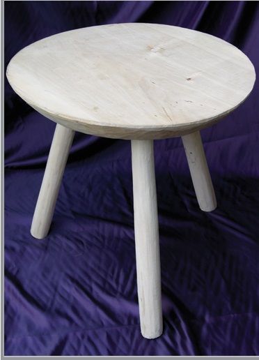 Masa din lemn cu trei picioare