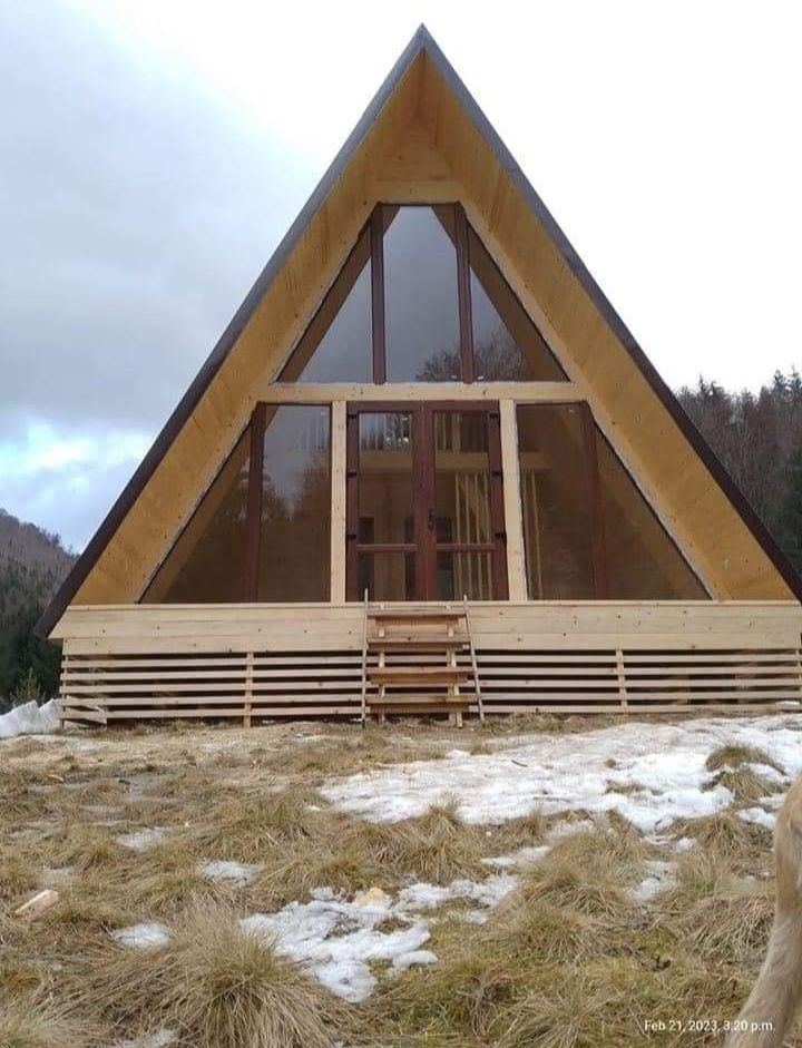 Vindem cabane tip A frame la comanda clientului