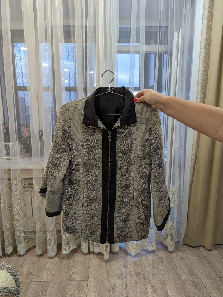 Продам женскую коженную куртку.