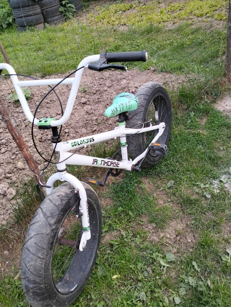 Bmx in stare foarte buna o am de o luna a folosita de doua tri ori pri