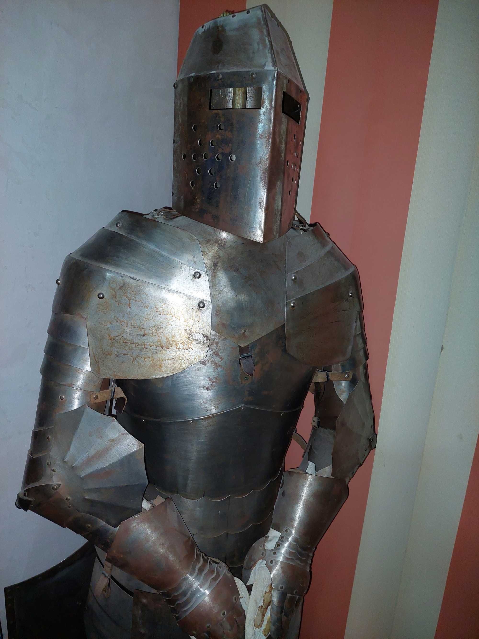 Armura metalica medieval