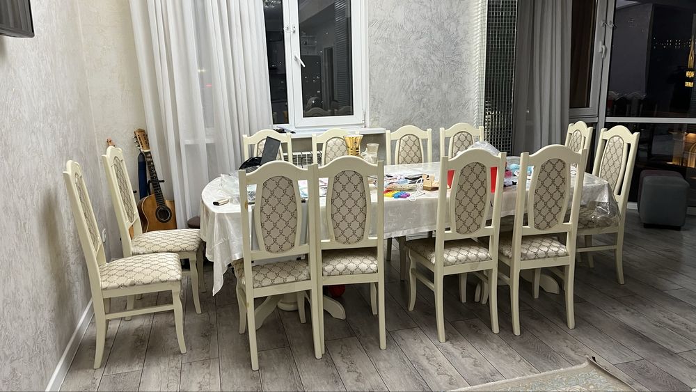 Стол и стулья. Бежевый цвет.  продам не дорого
