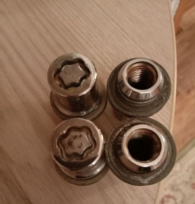 Гайки секреты Toyota camry -4шт без ключа.