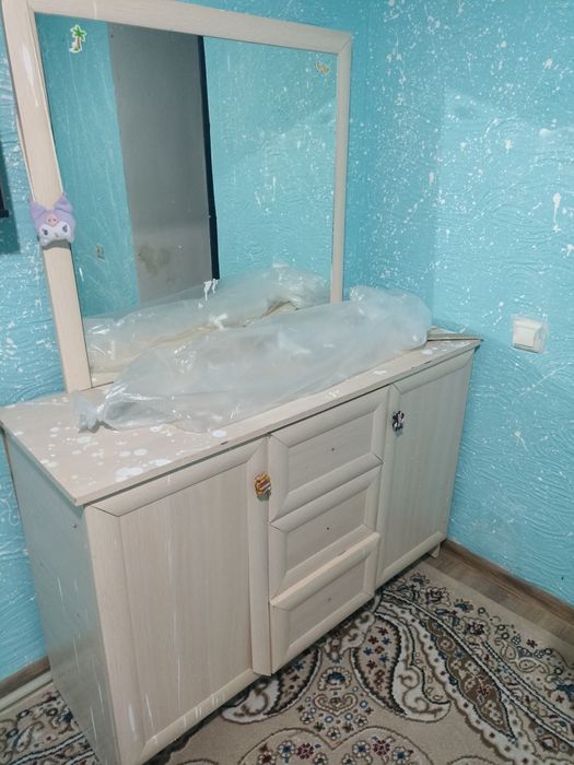 Срочно продам комод спальный с зеркалом