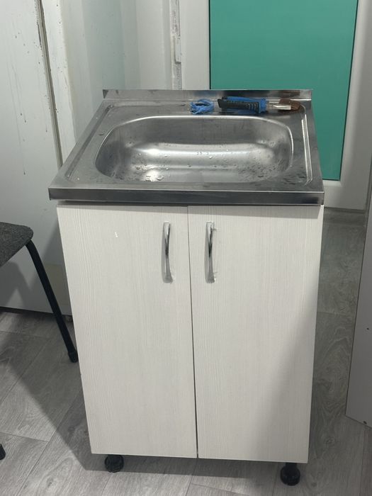 Продам шкаф кухонный с мойкой