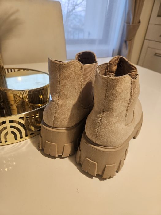 Ghete crem cu captuseala, marimea 38