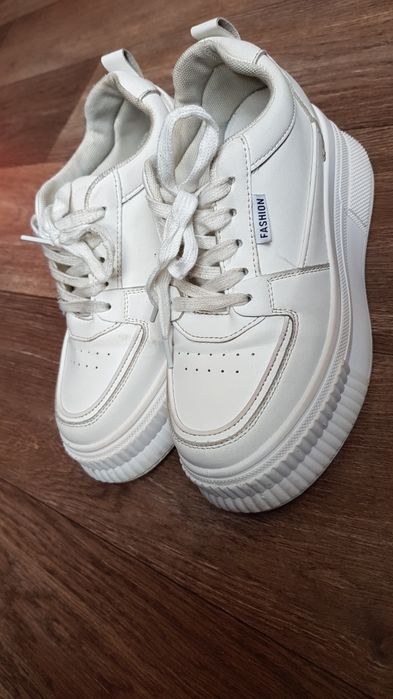 Белые кроссовки 38р.