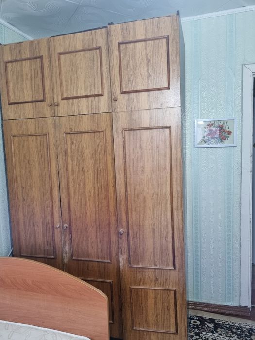 Шкаф трехстворчатый