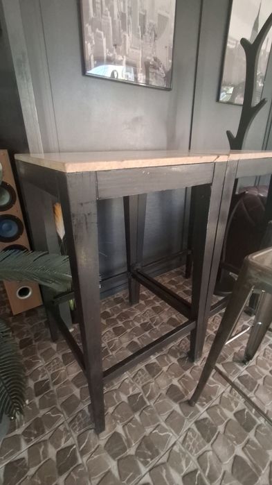 Бар маси плота е  от гранит