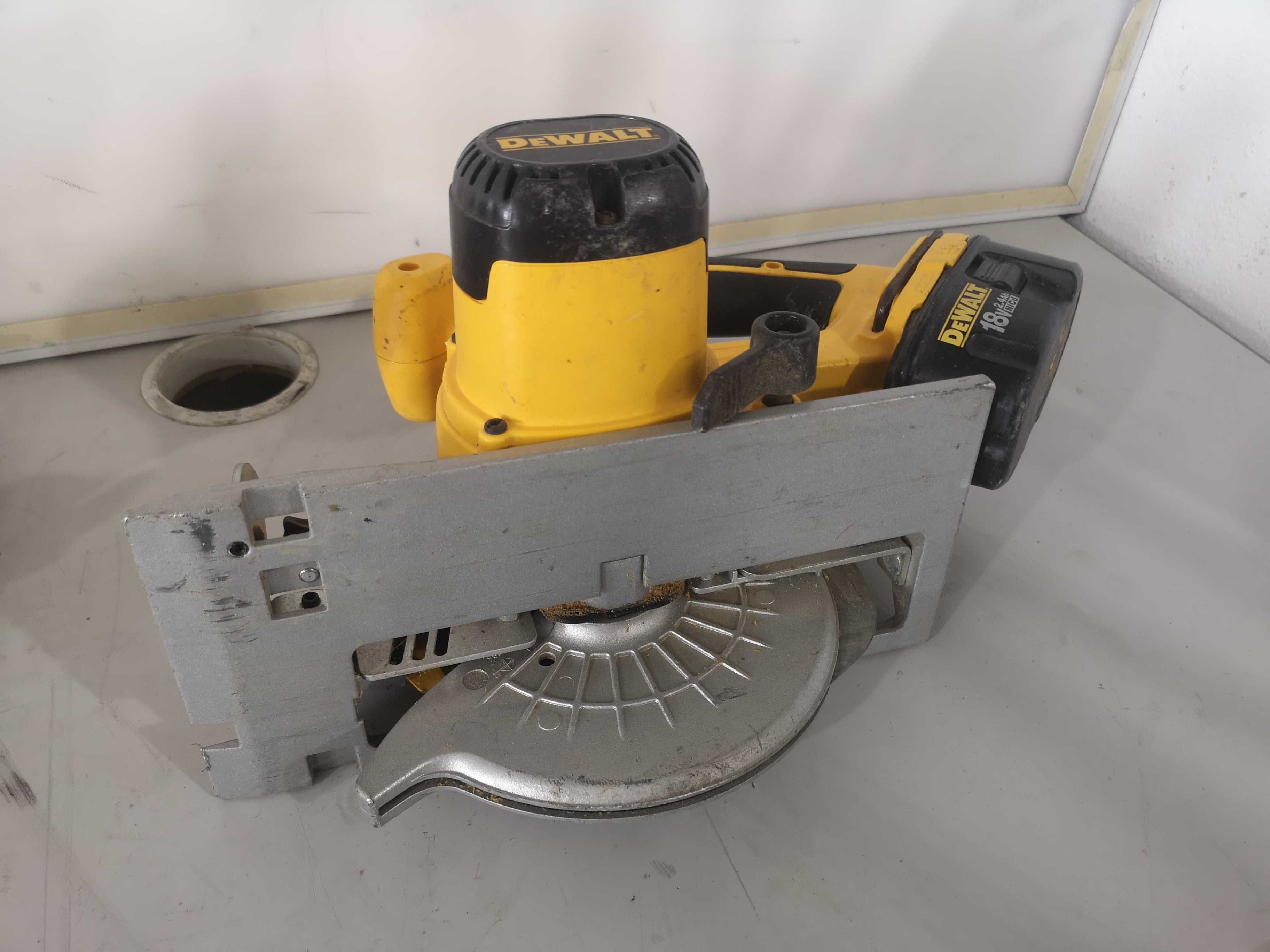 Ръчен циркуляр - Dewalt DC390