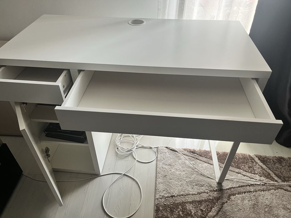 Birou modern alb, cu sertare și spațiu de depozitare