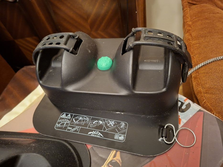 Магнитен багажник за два комплекта ски.