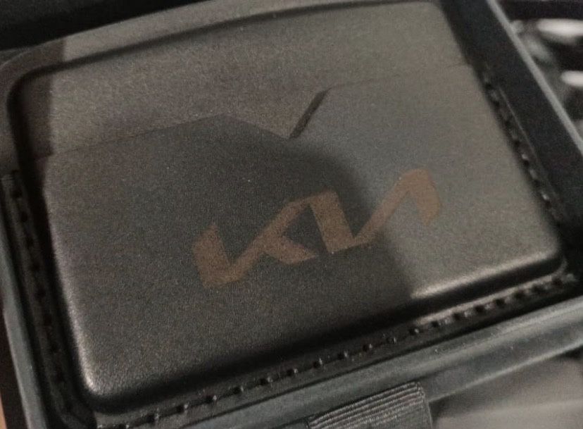 Продам оригинальный кожаный картхолдер